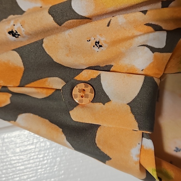 $5 add to bundle Peach and Khaki Short sleeved floral blouse - Picture 2 of 6